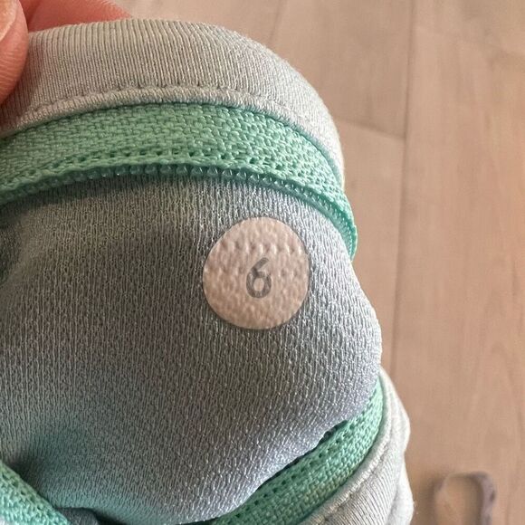 Lululemon Women Run Speed Short Black Light Green Size 6 - Picture 7 of 7